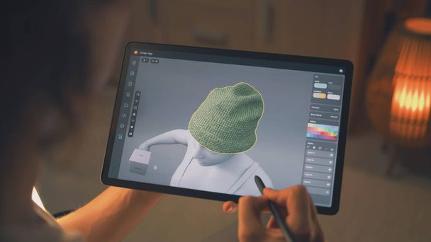 Fiatal férfi 3D tervező távolról dolgozik 3D vizualizáció ruhák design app segítségével digitális tabletta számítógép és stylus - Fotó, kép