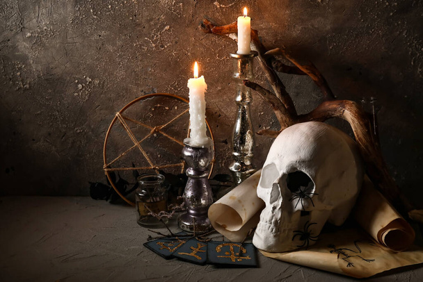 Kafatası ve sihirli özellikler grunge arka planda ritüel için - Fotoğraf, Görsel