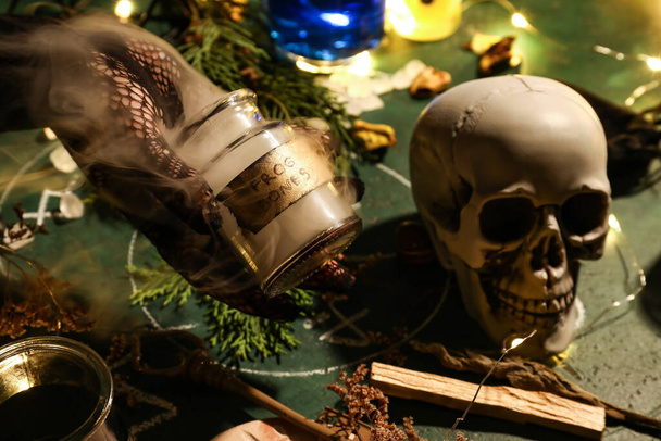 Frasco de bruxa com ossos de rã na mesa do feiticeiro - Foto, Imagem