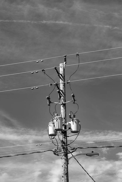 ηλεκτρικό πυλώνα με ξύλινο στέλεχος στην Αμερική, ΗΠΑ - Φωτογραφία, εικόνα