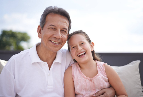 Разделяю смех. Молодая девушка и ее дедушка проводят время вместе - Фото, изображение