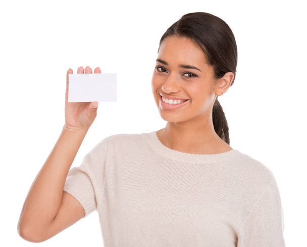 Она поддерживает твой бизнес. Портрет привлекательной молодой женщины с пустой визиткой, изолированной на белом - Фото, изображение