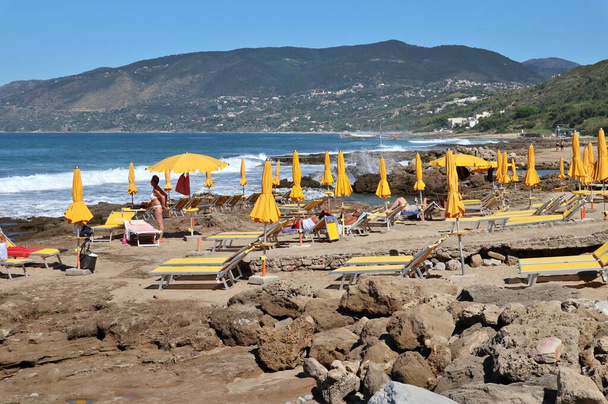 Palinuro, Campania, Italia - 18 de septiembre de 2022: tramo de costa a lo largo de la playa Le Saline entre la Baia degli Angeli y la playa Il Gabbiano - Foto, Imagen