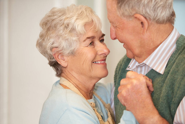 Eres mi compañero de baile de por vida. Retrato de una sonriente pareja de ancianos bailando juntos - Foto, Imagen