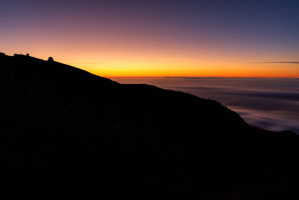 μεγάλη έκθεση στο ηλιοβασίλεμα, ανερχόμενο φεγγάρι και αστρονομικό παρατηρητήριο σιλουέτα στην κορυφή του βουνού, La Palma - Φωτογραφία, εικόνα