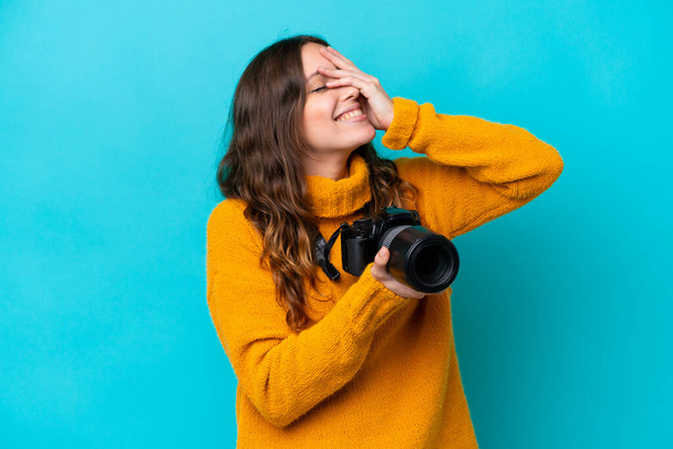 Молодая женщина-фотограф, изолированная на синем фоне, кое-что поняла и намерена решить - Фото, изображение