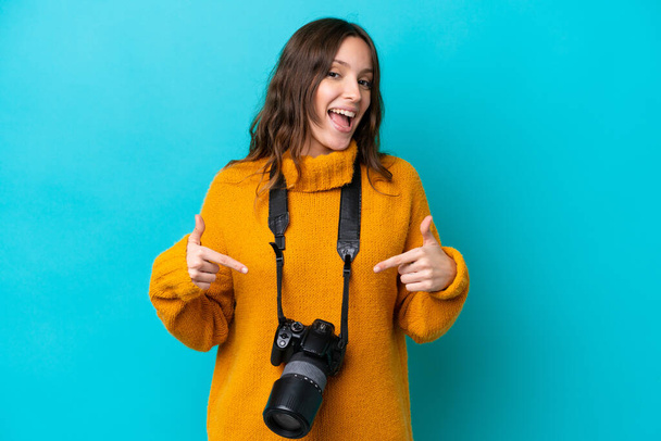 Jeune photographe femme isolée sur fond bleu fière et auto-satisfaite - Photo, image