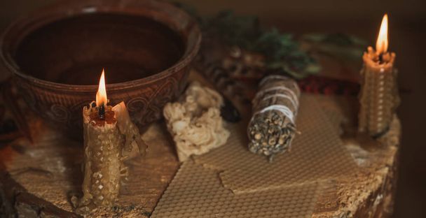 Pálení svíček na oltáři, mocná magie mezi svíčkami, energetické čištění a koncept wicca - Fotografie, Obrázek