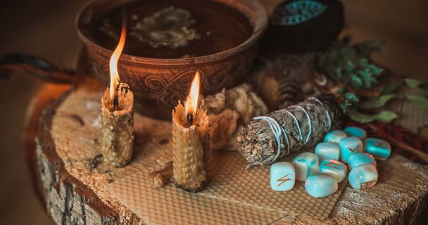 Brûlures de bougie sur l'autel, magie puissante parmi les bougies, nettoyage de l'énergie et concept de wicca - Photo, image