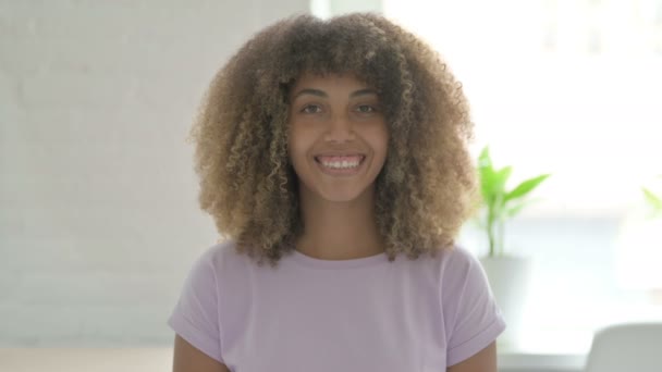 Afroamerikanerin lächelt in Kamera  - Filmmaterial, Video