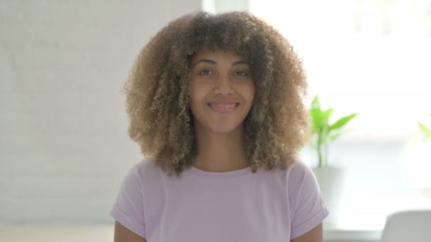 felice donna afro-americana mostrando pollici in su - Filmati, video