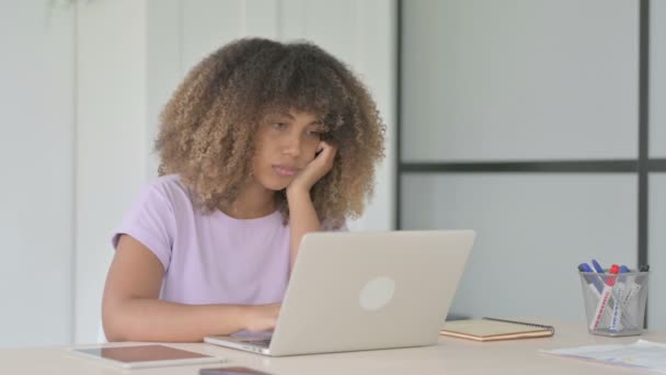 Κουρασμένη Αφρο-Αμερικανίδα κοιμάται στη δουλειά - Πλάνα, βίντεο