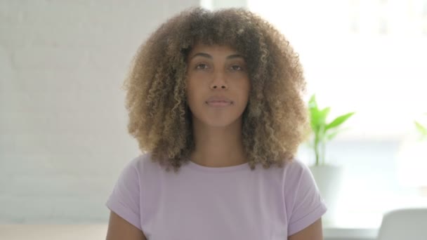 mujer afroamericana mirando a la cámara
  - Metraje, vídeo