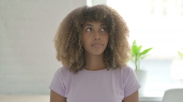 Verängstigte Afroamerikanerin schaut sich ängstlich um - Filmmaterial, Video