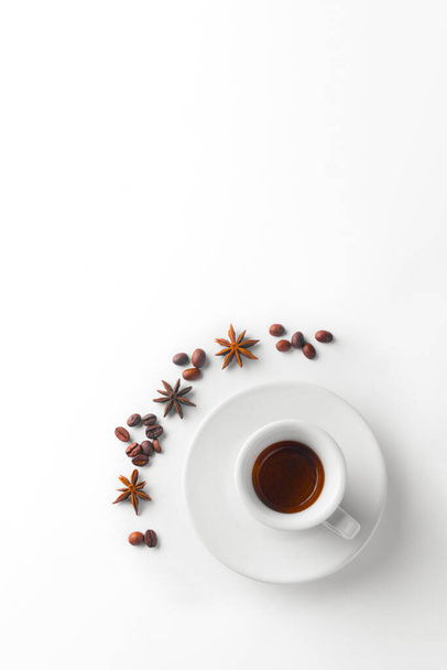 bílý šálek kávy a fazole na bílém pozadí, šálek espresso.Top View - Fotografie, Obrázek