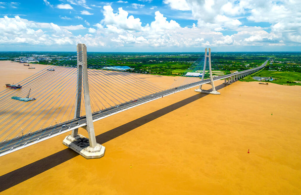 Γέφυρα Βαμ Κονγκ, Ντονγκ Θαπ, Βιετνάμ, εναέρια θέα. Γέφυρα Vam Cong συνδέει Dong Thap και Can Tho επαρχίες στο Δέλτα του Μεκόνγκ, Βιετνάμ. - Φωτογραφία, εικόνα