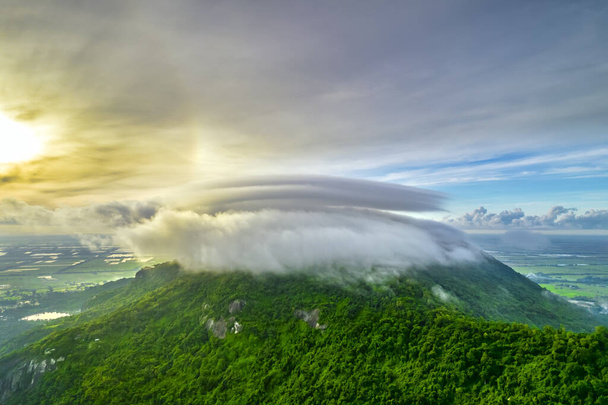 Reggel a Tri Ton hegy tetején, An Giang, Vietnam, amikor a felhők eltakarják és a nap felkel, hogy üdvözöljön egy békés új napot Vietnam határvidékén. - Fotó, kép