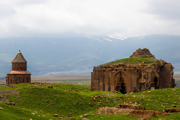  Kars, Turquía - Mayo 2022 Ruinas de Ani en Kars; cúpula e iglesia. - Foto, Imagen