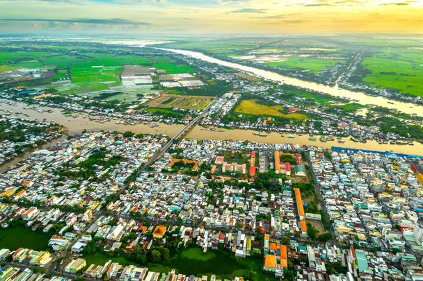 Chau Doc, provincia de An Giang, Vietnam, vista aérea. Esta es una ciudad limítrofe con Camboya en la región del delta del Mekong de Vietnam. - Foto, Imagen