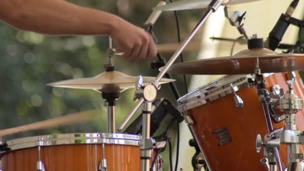 Percussionista de rock tocando bateria de tambor no palco - Filmagem, Vídeo