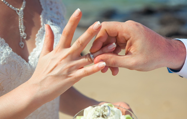 Człowiek nosi pierścień kobieta ślub - Zdjęcie, obraz