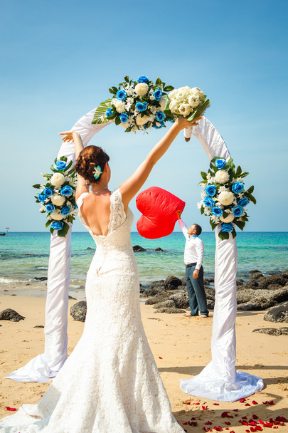 Krásná šťastná dívka ve svatebních šatech v pozadí svatební oblouky na nábřeží - Fotografie, Obrázek