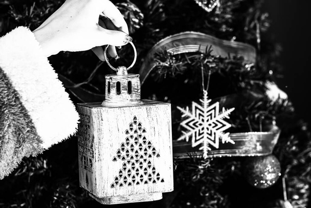 Adornos de Navidad decorados y luces borrosas - Foto, Imagen