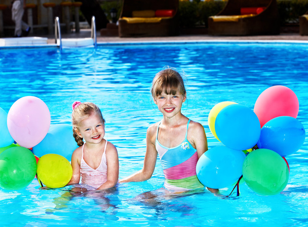 Діти грають з повітряними кулями в басейні
. - Фото, зображення