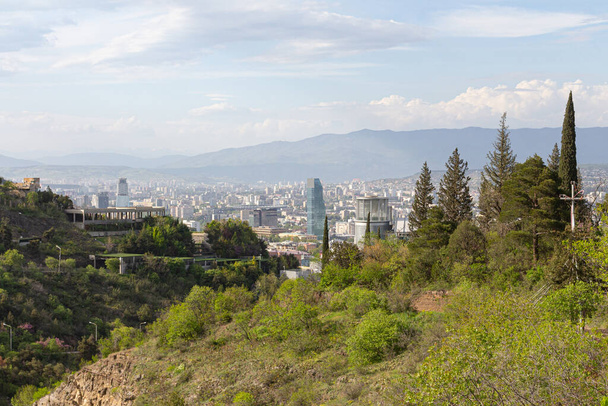 トビリシの植物園の領土からトビリシの都市の眺め。ジョージア国 - 写真・画像