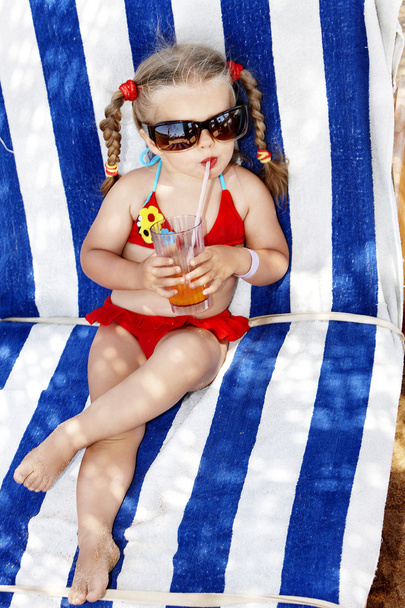 Enfant en lunettes et bikini rouge boisson jus
. - Photo, image
