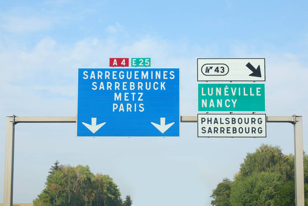 дорожный знак с указаниями, как добраться до французских мест во Франции - Фото, изображение