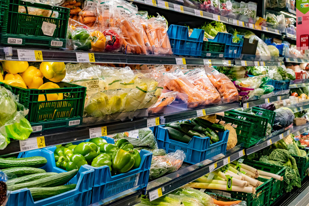 GHENT, BELGIO - 24 AGOSTO 2022: Verdure fresche esposte in un supermercato - Foto, immagini