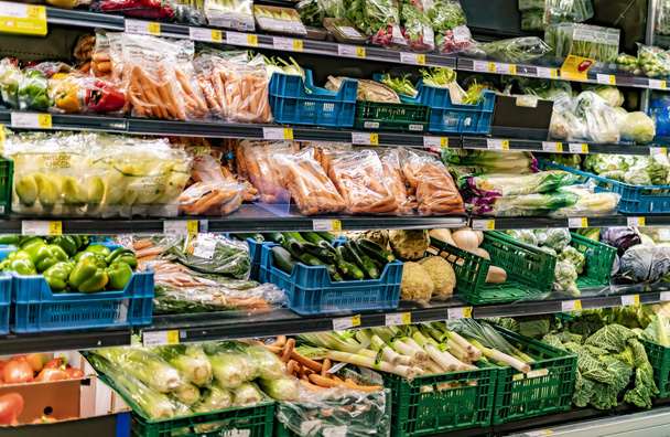 GHENT, BELGIUM - AUG 24, 2022: Fresh vegetables displayed in a supermarket - Foto, afbeelding