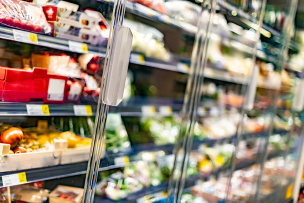 Potravinářské výrobky zobrazené v komerční chladničce - Fotografie, Obrázek