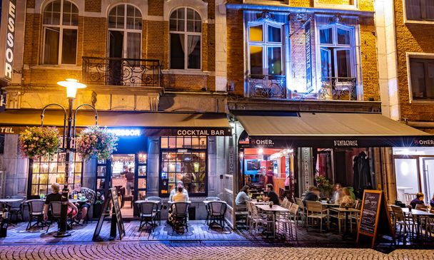 LEUVEN, BELGIUM - AUG 25, 2022: Εστιατόρια στην παλιά πόλη Leuven, στη φλαμανδική περιφέρεια του Βελγίου, τη νύχτα - Φωτογραφία, εικόνα