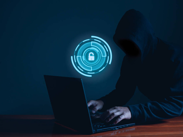 Hakerzy pracują po ciemku na laptopach. Koncepcja bezpieczeństwa informacji w sieci internetowej i szpiegostwo informacyjne. - Zdjęcie, obraz