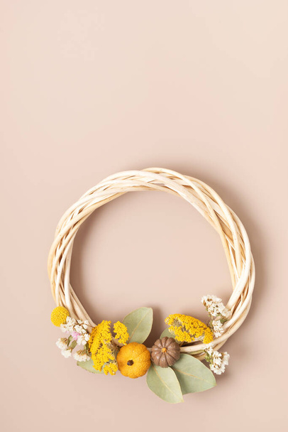 Handmade wreath with dry flowers. DIY autumn decoration idea. Artisan, small business, sustainable decor for fall holidays concept  - Fotoğraf, Görsel