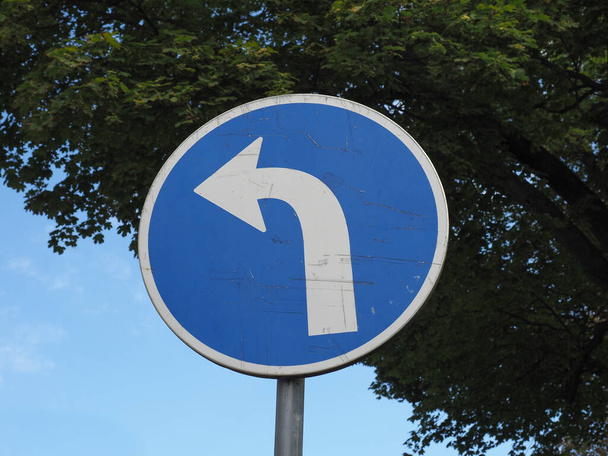 Регуляторные знаки, поверните налево впереди дорожного знака - Фото, изображение