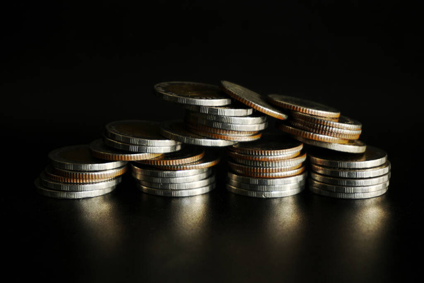 Stos monet na czarnym tle, Koncepcja oszczędności pieniędzy - Zdjęcie, obraz