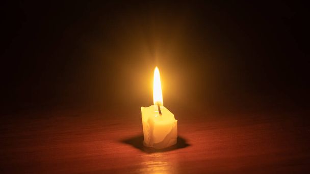 горящая свеча, недостаточное освещение ночью - Фото, изображение