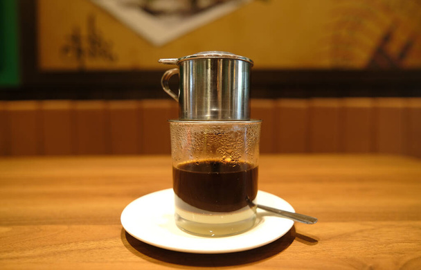 Selektiver Fokus mit Geräuschwirkung von vietnamesischem Kaffee im Restaurant zubereitet - Foto, Bild