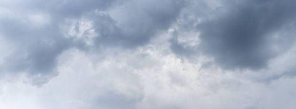 Πανόραμα θυελλώδη ουρανό με γκρίζα σύννεφα - Φωτογραφία, εικόνα