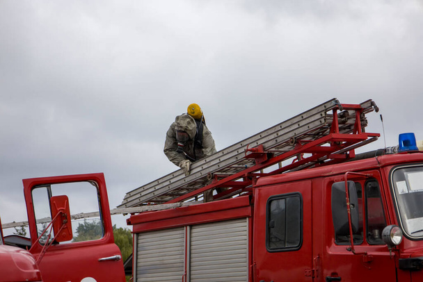 Tűzoltó egy tűzoltó motoron - Fotó, kép