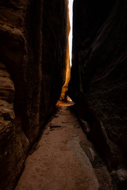 Canyonlands Ulusal Parkı 'ndaki Ortak Yol Kanyonu' nun sonundaki Kayalıklarda Güneş Işığı - Fotoğraf, Görsel