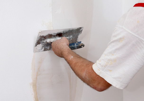 Worker repairing plaster to wall - Fotoğraf, Görsel