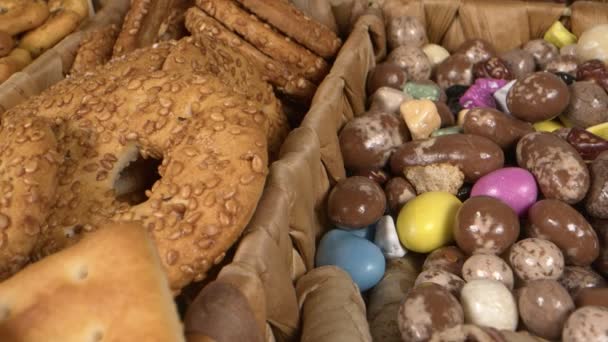 Süße und salzige gemischte Snacks  - Filmmaterial, Video