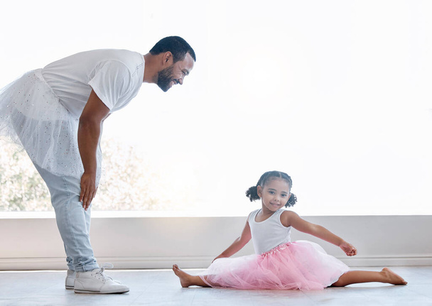 Ballerina tyttö, isä ja tytär tanssia hauskaa ja oppia balettia tanssia ja liimaus kotona. Onnellinen mies ja lapsi leikkii ja viettää aikaa yhdessä yllään tutu oppitunnin ja perheen toimintaa. - Valokuva, kuva