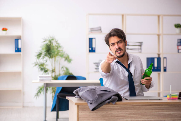 mężczyzna alkohol uzależniony pracownik siedzi w biurze - Zdjęcie, obraz