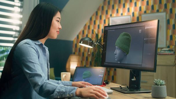 Женский азиатский 3D дизайнер, работающий дистанционно над 3D моделированием и создающий 3D визуализацию одежды с помощью ПК с профессиональным программным обеспечением и планшетным компьютером - Фото, изображение