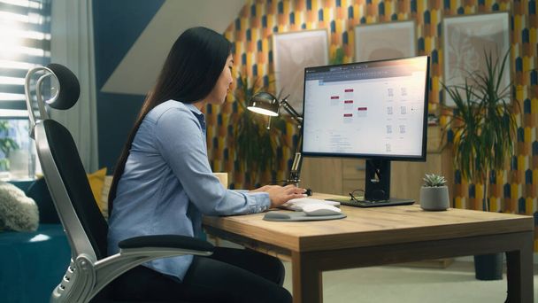 Žena asijské web designer pomocí osobního počítače pro vytváření webových stránek v profesionálním konstruktéra při práci na projektu vzdáleně doma. Nezávislá - Fotografie, Obrázek